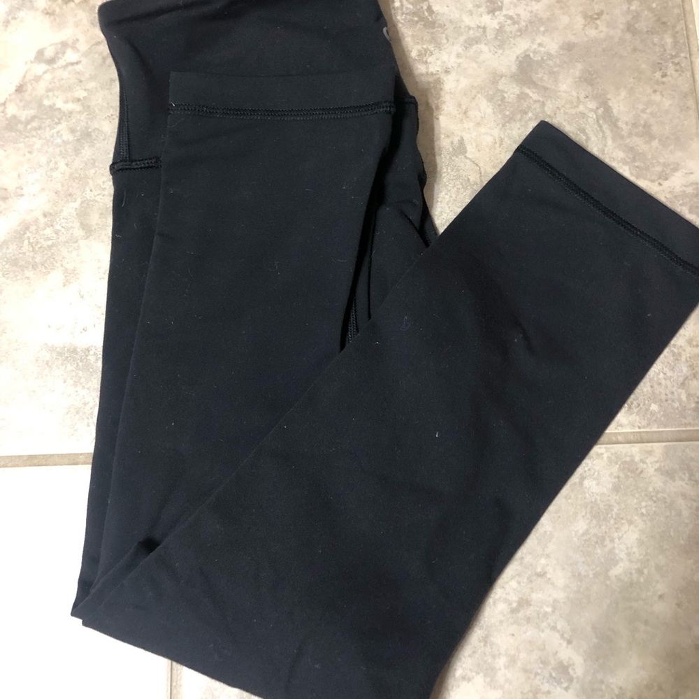 black lululemon cropped yoga pants